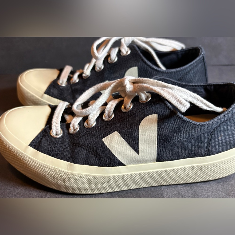 Veja Wata II Low in the Black Pierre colorway